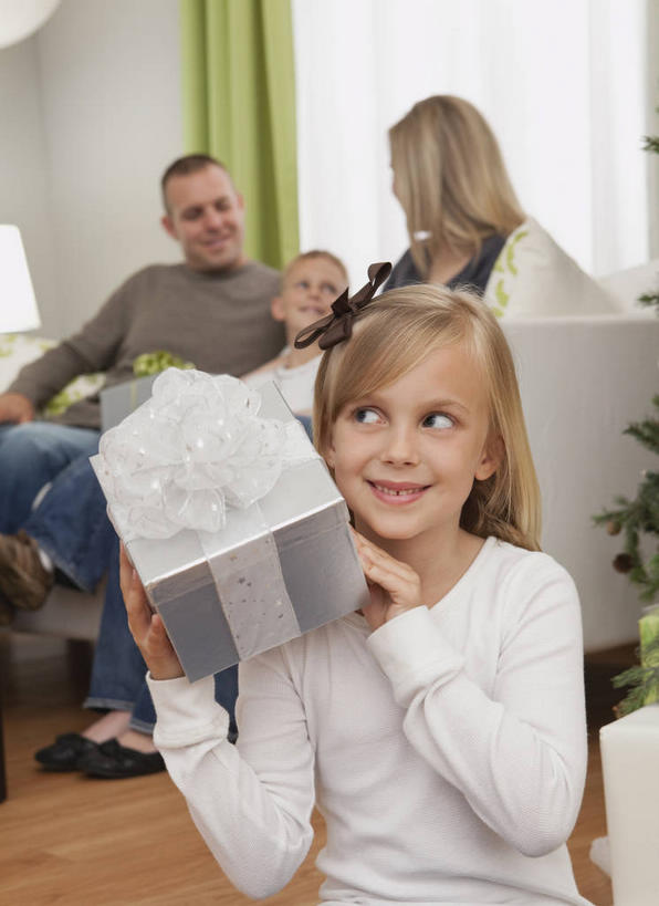 西方人,儿童,中年人,四个人,家庭,夫妻,母亲,父亲,女儿,儿子,客厅,坐,笑,微笑,露齿笑,竖图,室内,白天,仰视,爱情,纯洁,植物,窗户,窗帘,地板,靠垫,沙发,台灯,礼盒,礼物,照明,欧洲,圣诞节,欧洲人,握,服装,裤子,节日,庆祝,装饰,纸盒,灯光,圣诞树,靠枕,地面,浪漫,拿,拿着,注视,牛仔裤,休闲装,文化,木地板,玻璃窗,灯,盒子,树,树木,小孩,衣服,绿色,自然,帘子,包装盒,礼品盒,灯具,垫子,枕头,观察,看,庆典,休闲,温暖,温馨,父女,父子,母女,母子,一家人,休闲服,遮阳,恩爱,父爱,可爱,母爱,童年,童趣,握着,恋人,服饰,礼品,生长,成长,观看,纪念,华丽,修饰,照亮,点缀,和睦,察看,起居室,照明设备,关注,布艺沙发,童真,烂漫,无邪,衬托,美观,雅致,雅观,客堂,天真,男孩,男人,男性,年轻女性,女孩,女人,女性,中年男性,白种人,孩子,年轻人,夫妇,情侣,坐着,半身,彩图,低角度拍摄,伴侣,融洽,男生,女生