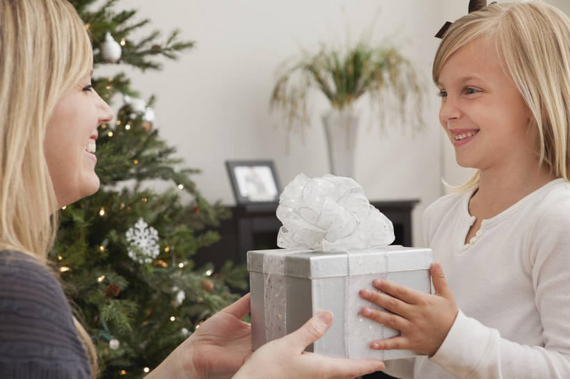 西方人,儿童,两个人,家庭,母亲,女儿,笑,微笑,露齿笑,横图,室内,白天,侧面,纯洁,植物,礼盒,礼物,欧洲,圣诞节,欧洲人,握,服装,节日,庆祝,装饰,挂饰,纸盒,圣诞树,圣诞球,拿,拿着,注视,休闲装,文化,相视,盒子,球,树,树木,小孩,衣服,绿色,自然,包装盒,礼品盒,观察,看,庆典,休闲,球体,温暖,温馨,母女,一家人,面对面,休闲服,可爱,母爱,童年,童趣,握着,服饰,礼品,生长,成长,观看,纪念,对视,华丽,修饰,点缀,和睦,察看,互视,关注,相对,童真,烂漫,无邪,相看,衬托,美观,雅致,雅观,天真,年轻女性,女孩,女人,女性,白种人,孩子,年轻人,半身,彩图,融洽,女生