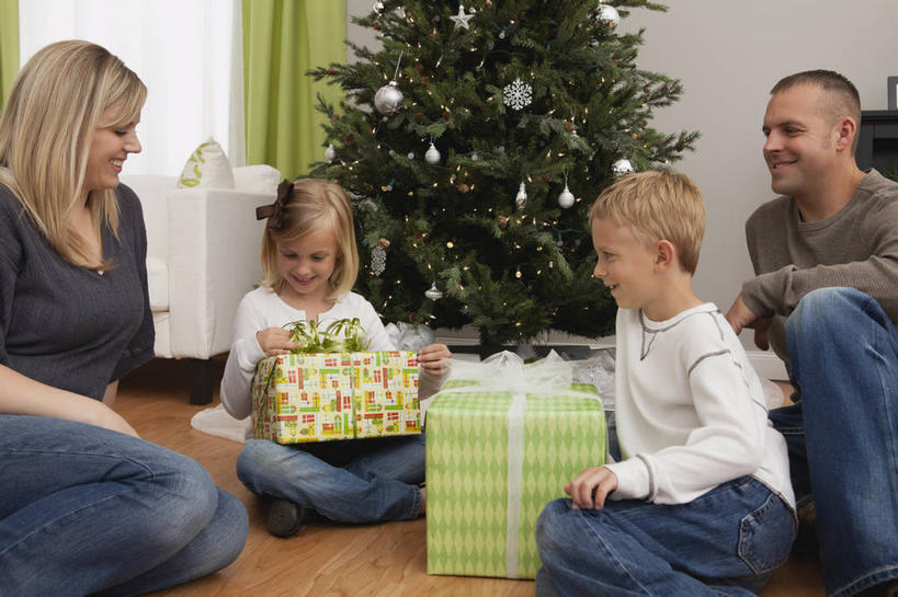 西方人,儿童,中年人,四个人,家庭,夫妻,母亲,父亲,女儿,儿子,客厅,坐,笑,盘腿,微笑,露齿笑,横图,室内,白天,正面,爱情,纯洁,植物,窗户,窗帘,地板,沙发,礼盒,礼物,欧洲,圣诞节,欧洲人,握,服装,节日,庆祝,装饰,纸盒,圣诞树,圣诞球,地面,浪漫,拿,拿着,注视,休闲装,文化,木地板,玻璃窗,盒子,球,树,树木,小孩,衣服,绿色,自然,帘子,包装盒,礼品盒,观察,看,庆典,休闲,球体,温暖,温馨,父女,父子,母女,母子,一家人,休闲服,遮阳,恩爱,父爱,可爱,母爱,童年,童趣,握着,恋人,服饰,礼品,生长,成长,观看,纪念,华丽,修饰,点缀,和睦,察看,起居室,关注,布艺沙发,童真,烂漫,无邪,衬托,美观,雅致,雅观,客堂,天真,男孩,男人,男性,年轻女性,女孩,女人,女性,中年男性,白种人,孩子,年轻人,夫妇,情侣,盘腿而坐,盘膝,盘着腿的,盘着腿坐,双腿交叉,坐着,半身,彩图,伴侣,融洽,男生,女生