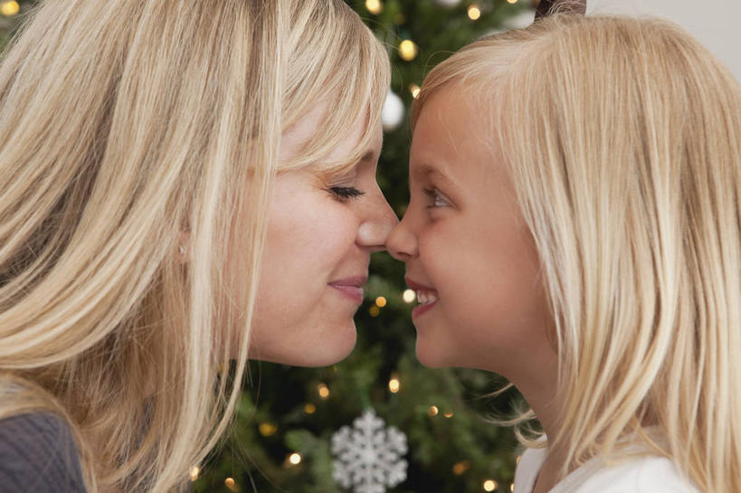 西方人,儿童,脸,头,脸颊,两个人,家庭,母亲,女儿,笑,微笑,露齿笑,横图,室内,特写,白天,侧面,纯洁,植物,欧洲,圣诞节,欧洲人,服装,节日,庆祝,装饰,挂饰,圣诞树,圣诞球,注视,休闲装,文化,肩膀,相视,球,树,树木,小孩,衣服,绿色,自然,观察,看,庆典,休闲,球体,温暖,温馨,母女,一家人,面对面,休闲服,可爱,母爱,童年,童趣,服饰,生长,成长,观看,纪念,对视,华丽,修饰,点缀,和睦,察看,互视,关注,相对,童真,烂漫,无邪,相看,衬托,美观,雅致,雅观,天真,年轻女性,女孩,女人,女性,白种人,孩子,年轻人,头部,脸部,脸蛋,面部,半身,彩图,融洽,女生