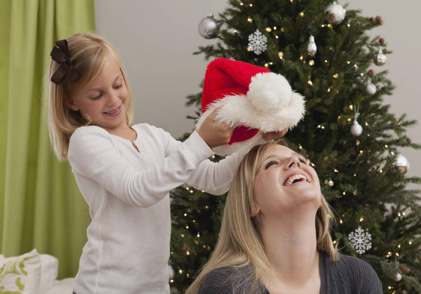 西方人,儿童,两个人,家庭,母亲,女儿,坐,笑,微笑,露齿笑,横图,室内,白天,正面,纯洁,植物,窗帘,帽子,欧洲,圣诞节,欧洲人,握,服装,节日,庆祝,装饰,挂饰,墙,圣诞树,圣诞球,拿,拿着,注视,休闲装,文化,墙壁,墙面,球,树,树木,小孩,衣服,红色,绿色,自然,帘子,观察,看,庆典,休闲,球体,温暖,温馨,母女,一家人,休闲服,圣诞帽,遮阳,可爱,母爱,童年,童趣,握着,服饰,生长,成长,观看,纪念,华丽,修饰,点缀,和睦,察看,关注,童真,烂漫,无邪,衬托,美观,雅致,雅观,棉帽,天真,年轻女性,女孩,女人,女性,白种人,孩子,年轻人,抬头,仰头,坐着,半身,彩图,融洽,女生