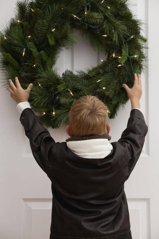 西方人,儿童,一个人,站,举,竖图,室外,白天,纯洁,门,欧洲,圣诞节,欧洲人,仅一个男性,仅一个人,握,服装,节日,庆祝,装饰,花环,拿,拿着,休闲装,文化,小孩,背面,衣服,门框,托,站着,仅一个小孩,庆典,休闲,休闲服,可爱,童年,童趣,握着,服饰,纪念,华丽,修饰,圣诞花环,点缀,童真,烂漫,无邪,衬托,美观,雅致,雅观,圣诞圈,天真,男孩,男人,男性,白种人,孩子,举起,举手,举着,向上举,向上伸,向上托,站立,半身,彩图,男生