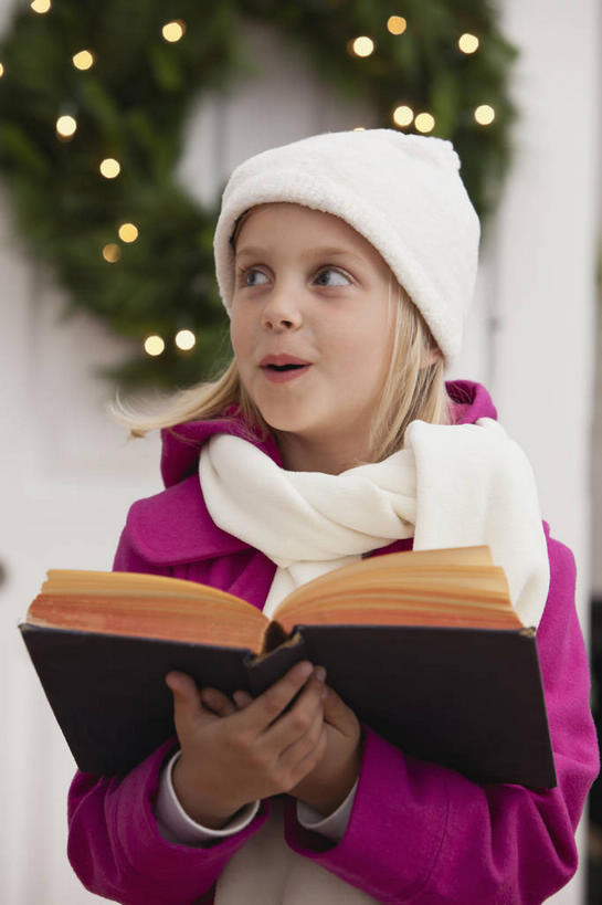 西方人,儿童,一个人,站,竖图,室外,白天,正面,纯洁,门,帽子,书籍,欧洲,圣诞节,欧洲人,仅一个女性,仅一个人,一本,握,服装,节日,庆祝,装饰,花环,拿,拿着,扭头,注视,休闲装,文化,小孩,衣服,白色,围巾,门框,观察,看,站着,转头,仅一个小孩,庆典,休闲,温暖,休闲服,可爱,童年,童趣,握着,唱歌,服饰,围脖,观看,纪念,保暖,华丽,修饰,圣诞花环,点缀,察看,御寒,关注,演唱,歌唱,童真,烂漫,无邪,衬托,美观,雅致,雅观,棉帽,圣诞圈,天真,女孩,女人,女性,白种人,孩子,书,图书,站立,半身,彩图,女生