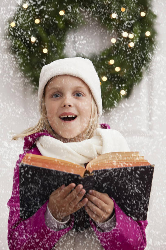 西方人,儿童,一个人,站,竖图,室外,白天,正面,纯洁,门,帽子,书籍,欧洲,圣诞节,欧洲人,仅一个女性,仅一个人,一本,握,服装,节日,庆祝,装饰,花环,拿,拿着,注视,休闲装,文化,小孩,衣服,白色,围巾,门框,观察,看,站着,仅一个小孩,庆典,休闲,温暖,休闲服,可爱,童年,童趣,握着,唱歌,服饰,围脖,观看,纪念,保暖,华丽,修饰,圣诞花环,点缀,察看,御寒,关注,演唱,歌唱,童真,烂漫,无邪,衬托,美观,雅致,雅观,棉帽,圣诞圈,天真,女孩,女人,女性,白种人,孩子,书,图书,站立,半身,彩图,女生