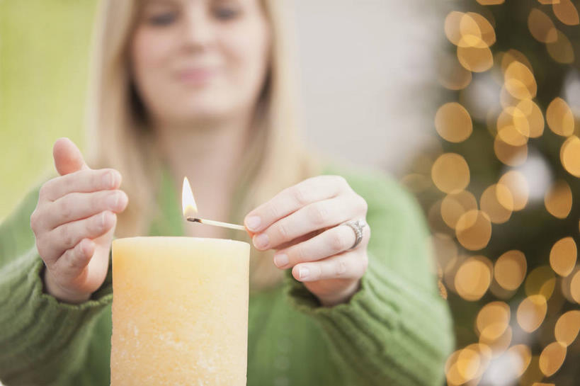 西方人,一个人,笑,微笑,横图,室内,白天,正面,毛衣,植物,蜡烛,欧洲,圣诞节,欧洲人,仅一个年轻女性,仅一个女性,仅一个人,握,阴影,节日,朦胧,模糊,庆祝,光线,火柴,火焰,影子,烛光,圣诞树,燃烧,拿,拿着,注视,文化,树,树木,绿色,自然,点燃,观察,看,庆典,握着,生长,成长,观看,纪念,察看,洋火,关注,线衫,火柴梗,取火工具,毛线衣,绒线衣,年轻女性,女人,女性,白种人,半身,彩图,绒衣,套衫,套头毛衣,线衣