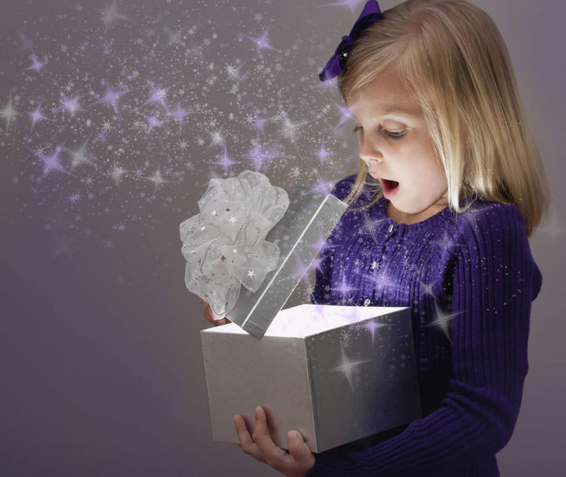 西方人,儿童,一个人,站,横图,室内,白天,正面,毛衣,纯洁,数码,科技,礼盒,礼物,欧洲,欧洲人,仅一个女性,仅一个人,握,阴影,惊讶,网络,丝绸,丝带,纸盒,星星,缎带,高光,几何,计算机图形,拿,合成,拿着,注视,绸带,盒子,一个,小孩,蓝色,包装盒,礼品盒,观察,看,站着,张嘴,仅一个小孩,星形,可爱,童年,童趣,握着,礼品,单个,观看,惊奇,电脑合成图,数码合成图,察看,合成图,关注,线衫,五角形,张大嘴巴,童真,烂漫,无邪,写实,具体,具象,诧异,毛线衣,绒线衣,天真,女孩,女人,女性,白种人,孩子,张开嘴,五角星,站立,半身,彩图,绒衣,套衫,套头毛衣,线衣,女生