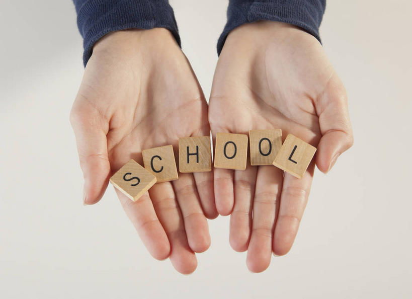 西方人,儿童,手,一个人,捧,横图,俯视,室内,特写,白天,白色背景,游戏,纯洁,玩具,欧洲,欧洲人,双手,仅一个女性,仅一个人,一排,整齐,英文,标志,文字,字符,字母,玩,娱乐,标识,排列,小孩,仅一个小孩,休闲,手部,可爱,童年,童趣,益智,摄影,影棚,活动,英文字母,队列,发泄,消遣,智力,童真,烂漫,无邪,宣泄,天真,女孩,女人,女性,白种人,孩子,端,端着,捧着,手捧,玩耍,嬉戏,半身,彩图,高角度拍摄,影棚拍摄,拍摄,女生