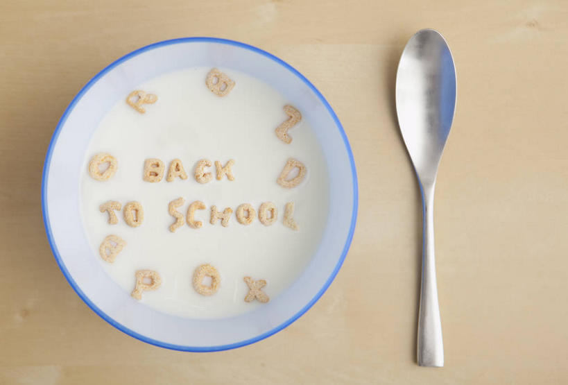 牛奶,无人,横图,俯视,室内,特写,白天,早餐,餐桌,桌子,阴影,反射,英文,标志,文字,影子,字符,勺子,陶瓷,字母,谷物,食品,陶瓷制品,饮品,营养,标识,美食,饮食,饮料,两个,容器,调羹,汤匙,碗,保健,摄影,影棚,餐台,储藏,英文字母,麦片,乳制品,奶,牛乳,储存,安神,彩图,高角度拍摄,影棚拍摄,拍摄,贮存