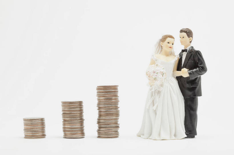 西方人,无人,两个人,家庭,夫妻,新娘,新郎,站,握手,横图,室内,白天,白色背景,正面,婚纱,衬衫,西装,爱情,婚礼,快乐,钱,静物,雕塑,欧洲,欧洲人,一排,许多,握,套装,头纱,正装,庆祝,艺术,整齐,装饰,盛开,雕刻,雕像,领结,捧花,钱币,手捧花,很多,结婚,浪漫,拿,花蕾,拿着,注视,职业装,花,花瓣,花朵,鲜花,排列,工艺品,花束,花苞,花蕊,观察,看,站着,温暖,温馨,喜庆,一家人,恩爱,握着,金融,恋人,摄影,影棚,经济,观看,纪念,堆,美术,和睦,察看,象征,庄重,队列,关注,主题,身份,流通,陈列,贸易,功能,美学,正式,地位,两尊,婚礼捧花,货币,现金,硬币,男人,男性,年轻男性,年轻女性,女人,女性,白种人,年轻人,夫妇,情侣,搀手,拉手,手搀手,手拉手,手牵手,手握手,站立,彩图,全身,影棚拍摄,衬衣,婚礼服,礼服,高兴,拍摄,婚礼头纱,伴侣,融洽