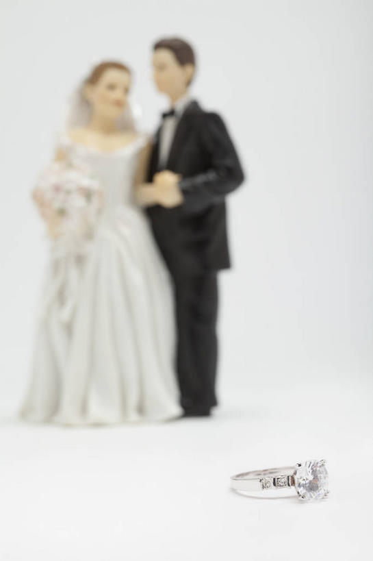 西方人,无人,两个人,家庭,夫妻,新娘,新郎,站,握手,竖图,室内,白天,白色背景,正面,婚纱,衬衫,西装,爱情,婚礼,奢侈,快乐,静物,珠宝,雕塑,欧洲,欧洲人,握,套装,头纱,正装,朦胧,模糊,庆祝,艺术,装饰,盛开,雕刻,雕像,矿石,领结,捧花,手捧花,一枚,结婚,浪漫,拿,花蕾,拿着,注视,职业装,钻戒,钻石,装饰品,花,花瓣,花朵,鲜花,戒指,饰品,首饰,工艺品,花束,花苞,花蕊,观察,看,站着,温暖,温馨,喜庆,一家人,恩爱,握着,恋人,摄影,影棚,观看,纪念,金刚石,昂贵,坚硬,信物,美术,贵重,和睦,察看,宝石,权利,象征,庄重,关注,主题,坚定,身份,陈列,信念,功能,美学,正式,地位,手饰,两尊,约定,宝贵,婚礼捧花,男人,男性,年轻男性,年轻女性,女人,女性,白种人,年轻人,夫妇,情侣,搀手,拉手,手搀手,手拉手,手牵手,手握手,站立,彩图,全身,影棚拍摄,衬衣,婚礼服,礼服,高兴,拍摄,婚礼头纱,伴侣,融洽