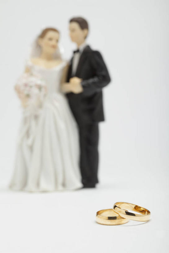 西方人,无人,两个人,家庭,夫妻,新娘,新郎,站,握手,竖图,室内,白天,白色背景,正面,婚纱,衬衫,西装,爱情,婚礼,快乐,静物,雕塑,欧洲,欧洲人,两枚,握,套装,头纱,正装,朦胧,模糊,庆祝,艺术,装饰,盛开,雕刻,雕像,领结,捧花,手捧花,结婚,浪漫,拿,花蕾,拿着,注视,职业装,装饰品,花,花瓣,花朵,鲜花,戒指,饰品,首饰,工艺品,花束,花苞,花蕊,观察,看,站着,温暖,温馨,喜庆,一家人,金色,恩爱,握着,恋人,摄影,影棚,观看,纪念,信物,美术,和睦,察看,富贵,权利,象征,庄重,关注,主题,身份,陈列,忠诚,功能,美学,正式,地位,手饰,两尊,富丽,名誉,荣华,婚礼捧花,男人,男性,年轻男性,年轻女性,女人,女性,白种人,年轻人,夫妇,情侣,搀手,拉手,手搀手,手拉手,手牵手,手握手,站立,彩图,全身,影棚拍摄,衬衣,婚礼服,礼服,高兴,拍摄,婚礼头纱,伴侣,融洽