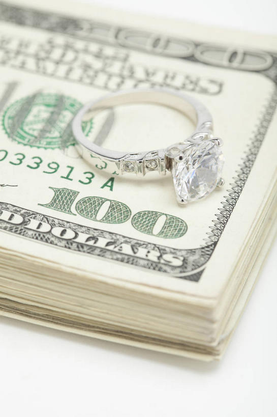 无人,竖图,俯视,室内,特写,白天,白色背景,爱情,钱,美元,静物,一排,许多,整齐,英文,标志,钱币,数字,文字,字符,字母,很多,一枚,美金,浪漫,标识,装饰品,排列,戒指,饰品,首饰,恩爱,钞票,金融,纸币,摄影,阿拉伯数字,影棚,经济,堆,英文字母,信物,权利,队列,美圆,流通,纸钞,贸易,手饰,货币,现金,彩图,高角度拍摄,影棚拍摄,拍摄