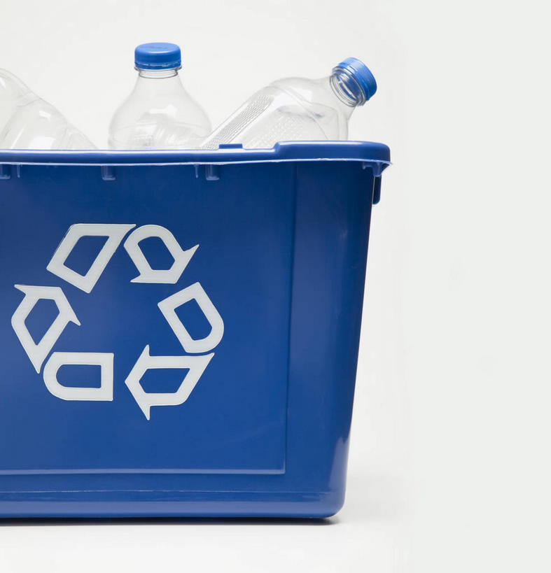 无人,竖图,室内,特写,白天,白色背景,正面,静物,一堆,许多,阴影,堆叠,堆积,环保,环绕,围绕,反射,影子,垃圾桶,很多,环抱,方向,箭头,一个,蓝色,瓶子,容器,塑料制品,塑料瓶,摄影,影棚,能源,单个,储藏,堆,垃圾箱,回收,资源,指向,储存,利用,低碳,循环,簇,萦绕,持续,彩图,影棚拍摄,拍摄,贮存