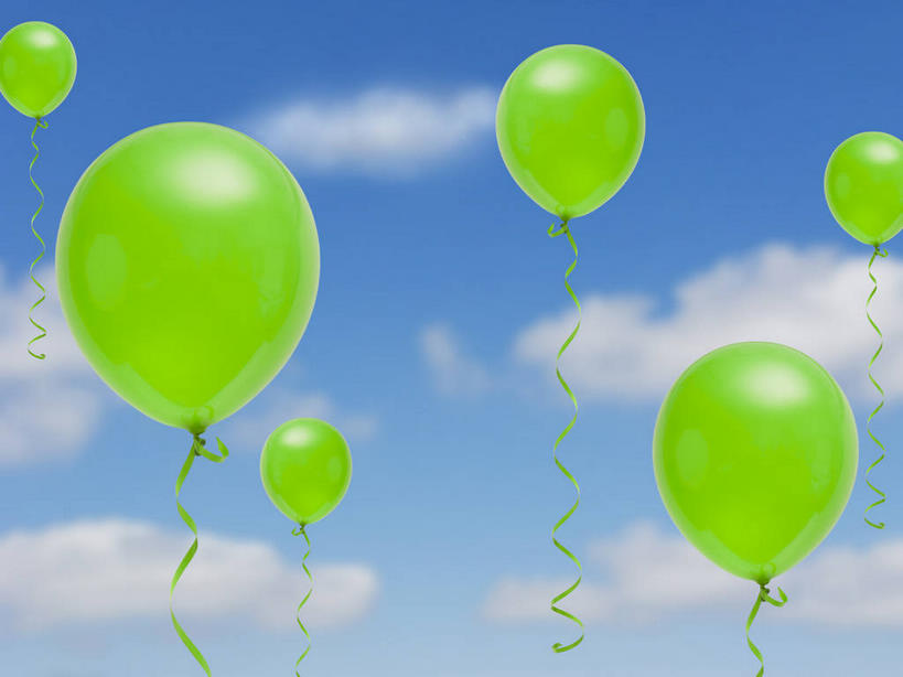 无人,横图,室外,白天,仰视,五个,许多,阴影,装饰,光线,影子,塑料,云,云朵,云彩,蓝色,绿色,白云,蓝天,天空,阳光,气球,塑料制品,天,橡胶,晴朗,华丽,修饰,点缀,橡胶制品,衬托,美观,雅致,雅观,晴空,彩图,低角度拍摄