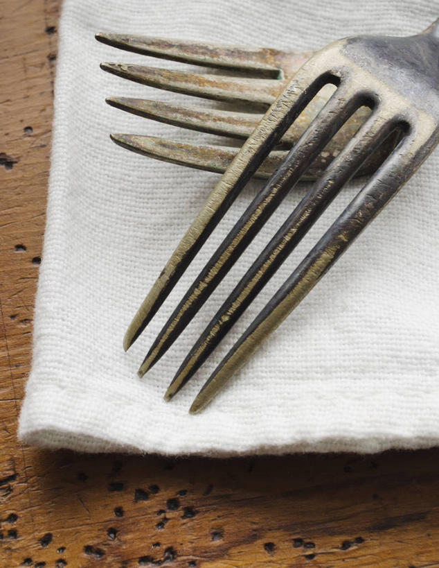 无人,竖图,俯视,室内,特写,白天,桌面,桌子,静物,餐具,阴影,反射,木制,叉子,影子,两个,白色,餐巾,木制品,餐叉,保洁方巾,口布,进餐用具,彩图,高角度拍摄