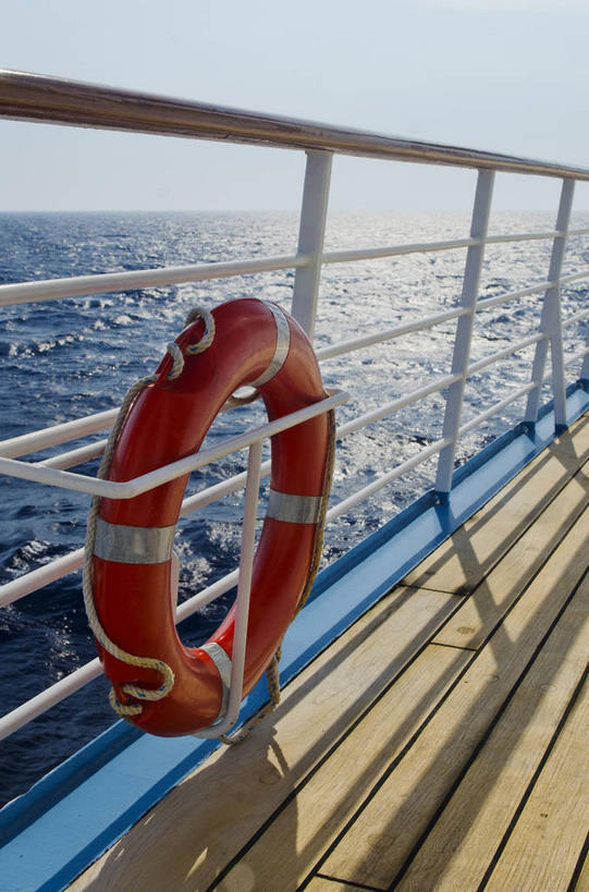 游泳,无人,栏杆,竖图,室外,白天,正面,旅游,度假,海浪,海洋,美景,船,希腊,欧洲,阴影,光线,救生圈,影子,塑料,景观,浪花,水平线,围栏,辽阔,海平线,娱乐,护栏,游轮,游船,一个,蓝色,蓝天,天空,阳光,自然,海水,塑料制品,游泳圈,交通工具,天,享受,休闲,广阔,景色,放松,充气,晴朗,单个,一望无际,救生,自然风光,载具,海景,希腊共和国,万里无云,泅水,旅游船,无边无际,一马平川,大海,风浪,海,海水的波动,近岸浪,涌浪,晴空,晴空万里,彩图,水天相接,水天一线