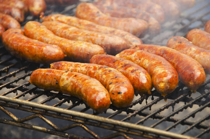 无人,横图,俯视,室内,特写,白天,烧烤,一排,许多,朦胧,模糊,整齐,并列,并排,肉,香肠,烤架,腊肠,烤肉,很多,猪肉,肉类,排列,铁架,队列,平行,肉食,豚肉,彩图,高角度拍摄