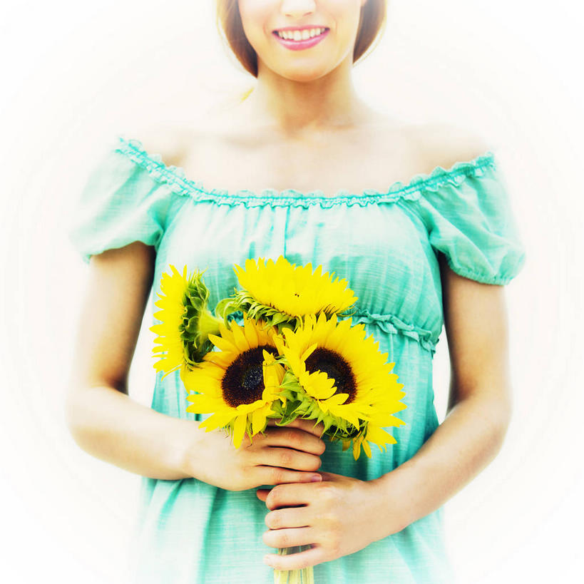 西方人,一个人,站,笑,微笑,露齿笑,方图,室内,白天,白色背景,正面,裙子,爱情,幸福,太阳,向日葵,欧洲,欧洲人,仅一个年轻女性,仅一个女性,仅一个人,握,连衣裙,盛开,拿,花蕾,拿着,花,花瓣,花朵,鲜花,黄色,蓝色,花苞,花蕊,站着,握着,摄影,影棚,光辉,沉默,忠诚,勇敢,投缘,爱慕,高傲,朝阳花,葵花,望日莲,向阳花,转日莲,年轻女性,女人,女性,白种人,站立,半身,彩图,影棚拍摄,拍摄