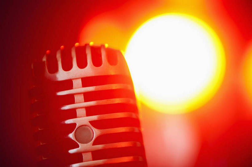 无人,横图,室内,特写,白天,正面,静物,照明,阴影,朦胧,模糊,光线,影子,灯光,灯,一个,话筒,灯具,摄影,影棚,单个,聚光灯,照亮,麦克风,照明设备,扩音器,传声器,微音器,彩图,影棚拍摄,拍摄