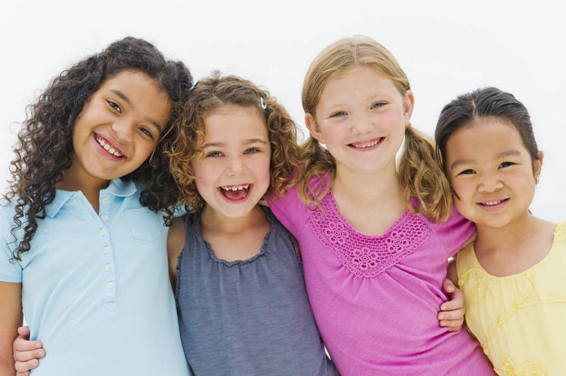 东方人,西方人,儿童,四个人,伙伴,朋友,站,抱,笑,微笑,露齿笑,横图,室内,白天,白色背景,正面,友谊,纯洁,欧洲,欧洲人,亚洲,一排,服装,整齐,注视,休闲装,黄种人,排列,小孩,衣服,观察,看,站着,休闲,休闲服,可爱,童年,童趣,摄影,服饰,影棚,抱着,观看,察看,搂着,队列,关注,童真,烂漫,无邪,天真,友情,女孩,女人,女性,白种人,亚洲人,怀抱,搂,搂抱,相抱,拥抱,站立,半身,彩图,影棚拍摄,拍摄,女生