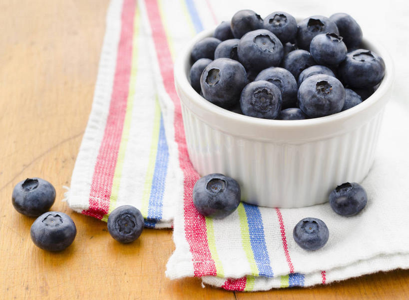 无人,横图,俯视,室内,特写,白天,桌面,桌子,浆果,蓝莓,水果,纺织品,一堆,许多,阴影,堆叠,堆积,新鲜,反射,木制,布,影子,陶瓷,生食,食品,果实,陶瓷制品,织物,很多,抹布,食物,一个,木制品,容器,碗,摄影,有机食品,绿色食品,影棚,单个,储藏,堆,储存,山都柿,蓝浆果,蓝靛果,彩图,高角度拍摄,影棚拍摄,拍摄,贮存