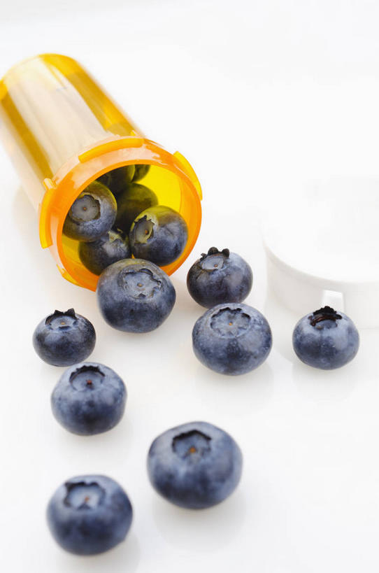 无人,竖图,俯视,室内,特写,白天,白色背景,浆果,蓝莓,水果,许多,阴影,新鲜,反射,影子,生食,食品,果实,很多,食物,一个,黄色,瓶子,塑料制品,塑料瓶,摄影,有机食品,绿色食品,影棚,单个,山都柿,蓝浆果,蓝靛果,彩图,高角度拍摄,影棚拍摄,拍摄