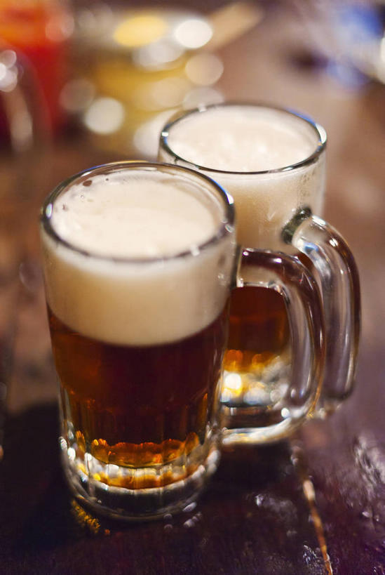 啤酒,无人,酒吧,竖图,俯视,室内,特写,白天,餐桌,桌子,杯子,阴影,朦胧,模糊,反射,影子,酒类,两杯,玻璃制品,酒,饮料,两个,酒杯,啤酒杯,餐台,玻璃杯,彩图,高角度拍摄,酒吧间,酒馆