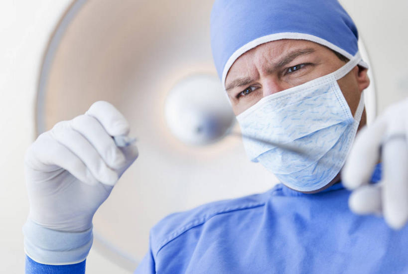 西方人,脸,头,脸颊,手,一个人,医生,医院,站,横图,室内,特写,白天,仰视,工作服,制服,帽子,金属制品,照明,欧洲,欧洲人,双手,仅一个男性,仅一个人,仅一个中年男性,握,修剪,朦胧,模糊,分离,金属,工具,剪刀,灯光,过滤,拿,分开,拿着,注视,肩膀,灯,蓝色,口罩,手套,灯具,观察,看,站着,医护人员,医疗人员,手部,隔断,橡胶,握着,遮掩,观看,隔离,裁剪,照亮,察看,手术,卫生,手术室,剪子,掩盖,剪裁,切割,遮挡,照明设备,关注,净化,间隔,防护服,橡胶手套,预防,隔离服,橡胶制品,无菌服,遮盖,无影灯,防尘,医疗机构,医生帽,医用手套,掩饰,断绝,隔开,屏蔽,屏绝,远离,中断,阻遏,阻隔,手术剪刀,手术剪,工作制服,男人,男性,中年男性,白种人,头部,脸部,脸蛋,面部,大夫,站立,半身,彩图,低角度拍摄,工作套服,病院,诊所,防静电工装,隔工作服,洁净工装,洁净工作服,净化服,无尘工作服,无尘衣