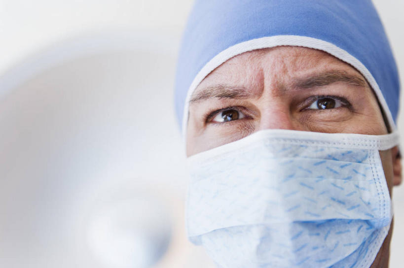 西方人,脸,头,脸颊,一个人,医生,医院,横图,室内,特写,白天,正面,帽子,照明,欧洲,欧洲人,仅一个男性,仅一个人,仅一个中年男性,朦胧,模糊,分离,灯光,过滤,分开,注视,灯,蓝色,口罩,灯具,观察,看,医护人员,医疗人员,隔断,遮掩,观看,隔离,照亮,察看,手术,卫生,手术室,掩盖,遮挡,照明设备,关注,净化,间隔,预防,遮盖,无影灯,防尘,医疗机构,医生帽,掩饰,断绝,隔开,屏蔽,屏绝,远离,中断,阻遏,阻隔,男人,男性,中年男性,白种人,头部,脸部,脸蛋,面部,大夫,半身,彩图,病院,诊所