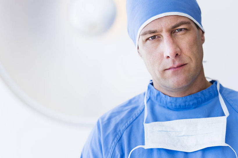 西方人,脸,头,脸颊,一个人,医生,医院,笑,微笑,横图,室内,特写,白天,正面,工作服,制服,帽子,照明,欧洲,欧洲人,仅一个男性,仅一个人,仅一个中年男性,分离,灯光,过滤,分开,注视,肩膀,灯,蓝色,口罩,灯具,观察,看,医护人员,医疗人员,隔断,遮掩,观看,隔离,照亮,察看,手术,卫生,手术室,掩盖,遮挡,照明设备,关注,净化,间隔,防护服,预防,隔离服,无菌服,遮盖,无影灯,防尘,医疗机构,医生帽,掩饰,断绝,隔开,屏蔽,屏绝,远离,中断,阻遏,阻隔,工作制服,男人,男性,中年男性,白种人,头部,脸部,脸蛋,面部,大夫,半身,彩图,工作套服,病院,诊所,防静电工装,隔工作服,洁净工装,洁净工作服,净化服,无尘工作服,无尘衣