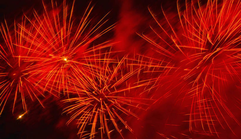 无人,横图,室外,夜晚,仰视,兴奋,热情,烟火,节日,庆祝,辉煌,开放,文化,红色,焰火,庆典,灿烂,健康,温暖,奔放,活力,积极,激情,朝气,纪念,暖色,庆贺,璀璨,吉祥,生命,祝贺,礼花,光辉,饱满,花炮,礼花炮,绚烂,革命,热烈,赤色,光耀,充实,斗志,喜气,主动,烟花,彩图,低角度拍摄,欢乐