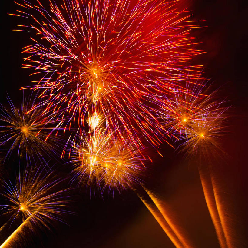 无人,方图,室外,夜晚,仰视,兴奋,热情,烟火,节日,庆祝,辉煌,开放,文化,红色,焰火,庆典,灿烂,健康,温暖,橙色,奔放,活力,积极,激情,朝气,纪念,暖色,庆贺,璀璨,吉祥,生命,祝贺,礼花,光辉,饱满,花炮,礼花炮,绚烂,革命,热烈,赤色,光耀,充实,斗志,喜气,主动,烟花,彩图,低角度拍摄,欢乐