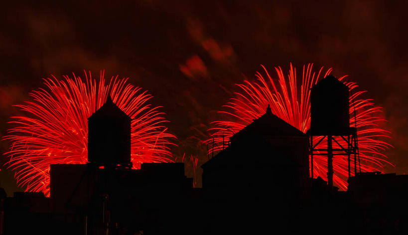 无人,家,横图,室外,夜晚,仰视,度假,兴奋,热情,美景,城市风光,城市,烟火,纽约,美国,节日,庆祝,房屋,屋子,景观,背光,辉煌,开放,文化,娱乐,楼房,住宅,红色,焰火,庆典,享受,休闲,灿烂,健康,温暖,景色,奔放,放松,活力,积极,激情,朝气,纪念,暖色,庆贺,璀璨,吉祥,北美,北美洲,生命,祝贺,美洲,礼花,逆光,光辉,饱满,纽约州,帝国之州,帝国州,北亚美利加洲,亚美利加洲,花炮,礼花炮,绚烂,革命,热烈,赤色,光耀,充实,斗志,喜气,主动,烟花,彩图,低角度拍摄,欢乐,房子