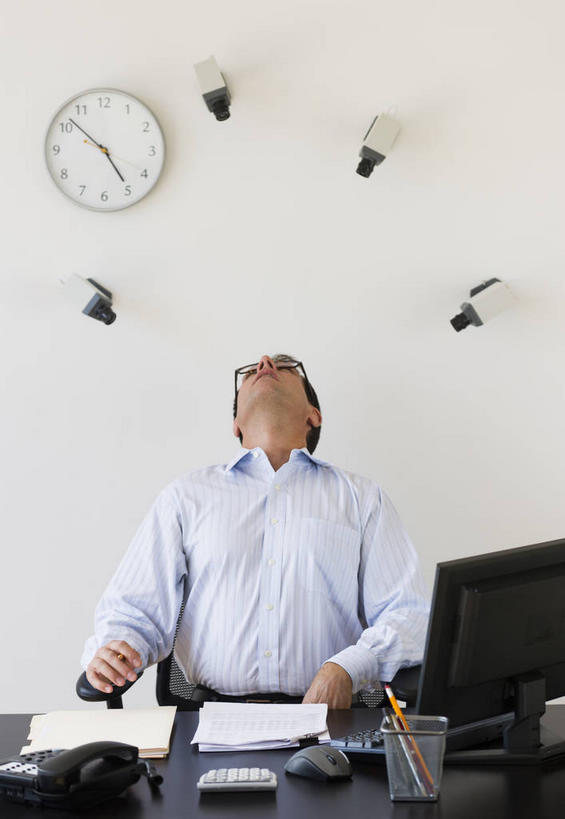 西方人,一个人,商务人士,商务男性,办公室,坐,打电话,竖图,室内,白天,正面,衬衫,电脑,显示器,鼠标,键盘,家具,桌子,电话,欧洲,欧洲人,仅一个男性,仅一个人,仅一个中年男性,套装,时间,网络,标志,材料,档案,屏幕,时钟,数字,文件,文字,纸,字符,办公桌,墙,指针,计时,注视,输入设备,通讯设备,标识,显示屏,墙壁,墙面,话筒,手稿,资料,挂钟,钟表,观察,看,表,电话线,时针,台式电脑,阿拉伯数字,观看,证明,察看,分针,固定电话,调查,关注,文档,通信设备,商务装,监视器,监控,工薪阶层,输出设备,考察,监控设备,办公家具,观测,视察,监控设置,监控装备,交流,男人,男性,中年男性,白种人,白领,上班族,电话机,钟,沟通,抬头,通话,仰头,坐着,半身,彩图,衬衣