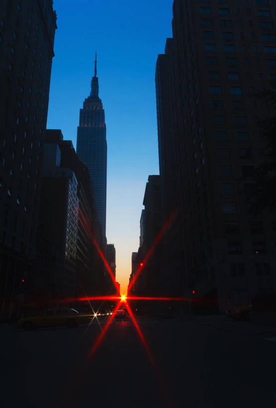 无人,高楼大厦,竖图,室外,白天,仰视,旅游,度假,标志建筑,城市,大厦,地标,建筑,摩天大楼,纽约,美国,落日,曼哈顿,背光,娱乐,建设,蓝色,蓝天,天空,天,享受,休闲,旅游胜地,放松,晴朗,北美,北美洲,美洲,逆光,帝国大厦,纽约州,万里无云,帝国之州,帝国州,北亚美利加洲,亚美利加洲,帝国州大厦,夕照,晴空,晴空万里,夕阳,彩图,低角度拍摄,镜头光晕,透镜闪耀,眩光,大楼,高层建筑,高楼,摩天楼,曼哈顿岛,斜阳