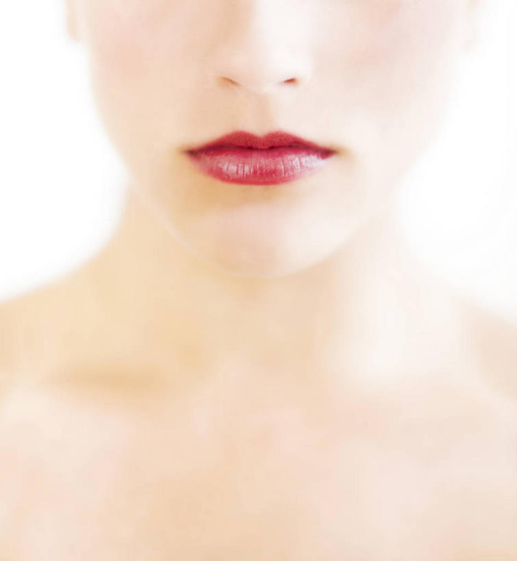 西方人,嘴,脖子,一个人,竖图,室内,特写,白天,白色背景,正面,欧洲,欧洲人,仅一个年轻女性,仅一个女性,仅一个人,裸露,红色,唇膏,化妆品,口红,摄影,影棚,化妆用品,裸,唇棒,年轻女性,女人,女性,白种人,脖,颈,颈部,口,口腔,嘴巴,嘴唇,半身,彩图,影棚拍摄,拍摄