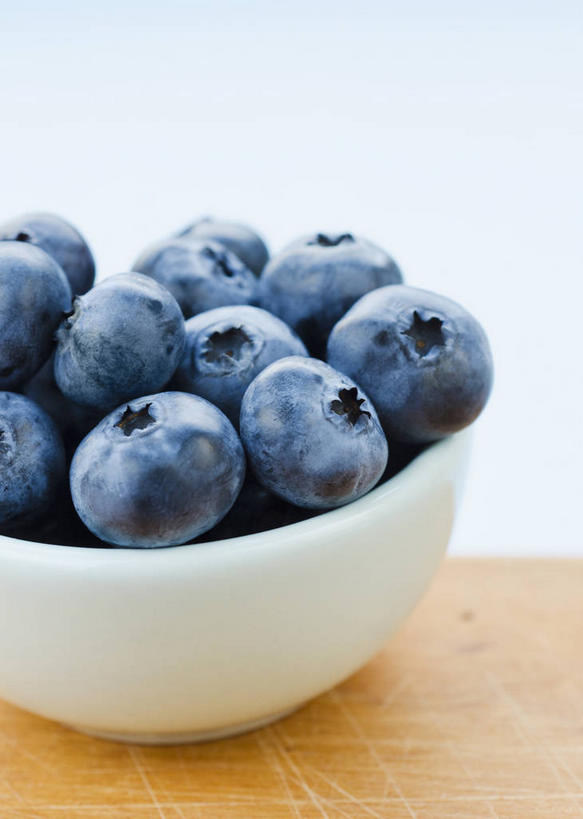 无人,竖图,俯视,室内,特写,白天,白色背景,桌面,桌子,浆果,蓝莓,水果,一堆,许多,阴影,堆叠,堆积,新鲜,反射,木制,影子,陶瓷,生食,食品,果实,陶瓷制品,很多,食物,一个,蓝色,木制品,容器,碗,摄影,有机食品,绿色食品,影棚,单个,储藏,堆,储存,山都柿,蓝浆果,蓝靛果,彩图,高角度拍摄,影棚拍摄,拍摄,贮存
