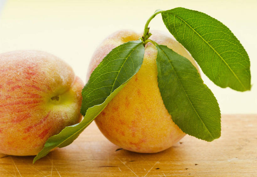 无人,横图,俯视,室内,特写,白天,植物,桌面,桌子,桃子,水果,叶子,阴影,新鲜,反射,木制,纹理,影子,生食,食品,果实,绿叶,食物,两个,绿色,木制品,嫩叶,摄影,有机食品,绿色食品,影棚,肺果,肌理,叶,叶片,叶脉,彩图,高角度拍摄,影棚拍摄,拍摄