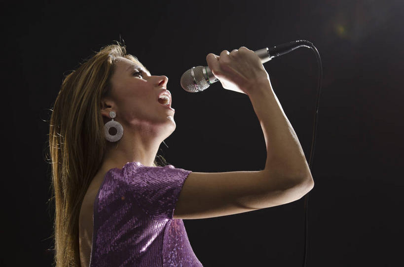 西方人,一个人,歌唱家,站,横图,室内,白天,侧面,照明,欧洲,欧洲人,仅一个女性,仅一个人,握,阴影,黑色背景,服装,光线,影子,灯光,拿,拿着,注视,休闲装,灯,装饰品,衣服,紫色,耳环,话筒,饰品,首饰,灯具,观察,看,站着,张嘴,仅一个中年女性,休闲,休闲服,握着,唱歌,服饰,观看,聚光灯,照亮,察看,麦克风,照明设备,关注,扩音器,演唱,传声器,张大嘴巴,歌唱,耳饰,微音器,女人,女性,中年女性,白种人,张开嘴,歌手,站立,半身,彩图