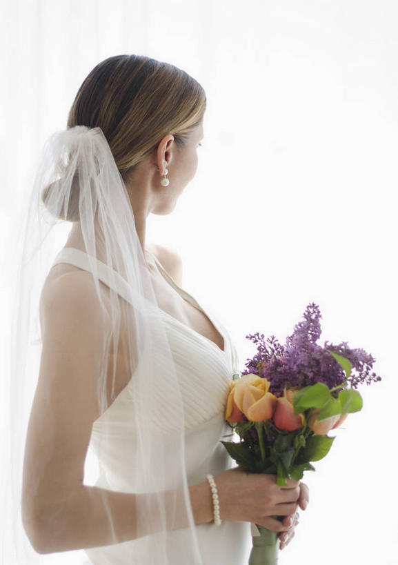 西方人,一个人,新娘,站,竖图,室内,白天,白色背景,侧面,婚纱,婚礼,快乐,欧洲,欧洲人,仅一个女性,仅一个人,握,头纱,庆祝,盛开,捧花,手捧花,结婚,拿,花蕾,拿着,扭头,花,花瓣,花朵,鲜花,花束,花苞,花蕊,站着,转头,仅一个中年女性,喜庆,握着,摄影,影棚,纪念,婚礼捧花,女人,女性,中年女性,白种人,站立,半身,彩图,影棚拍摄,婚礼服,礼服,高兴,拍摄,婚礼头纱