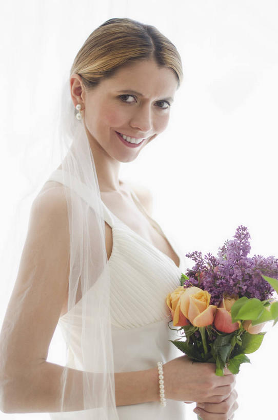 西方人,一个人,新娘,站,笑,微笑,露齿笑,竖图,室内,白天,白色背景,侧面,婚纱,婚礼,快乐,欧洲,欧洲人,仅一个女性,仅一个人,握,头纱,庆祝,盛开,捧花,手捧花,结婚,拿,花蕾,拿着,扭头,注视,花,花瓣,花朵,鲜花,花束,花苞,花蕊,观察,看,站着,转头,仅一个中年女性,喜庆,握着,摄影,影棚,观看,纪念,察看,关注,婚礼捧花,女人,女性,中年女性,白种人,站立,半身,彩图,影棚拍摄,婚礼服,礼服,高兴,拍摄,婚礼头纱