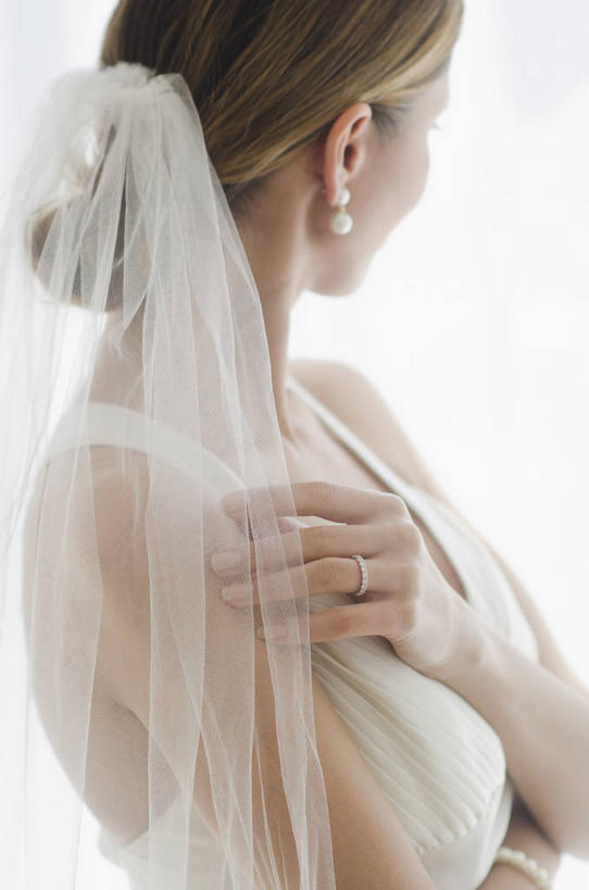 西方人,一个人,新娘,站,竖图,室内,白天,白色背景,侧面,婚纱,爱情,婚礼,快乐,欧洲,欧洲人,仅一个女性,仅一个人,头纱,庆祝,结婚,浪漫,扭头,装饰品,耳环,戒指,饰品,首饰,站着,转头,仅一个中年女性,喜庆,恩爱,摄影,影棚,纪念,信物,权利,手饰,耳饰,女人,女性,中年女性,白种人,站立,半身,彩图,影棚拍摄,婚礼服,礼服,高兴,拍摄,婚礼头纱