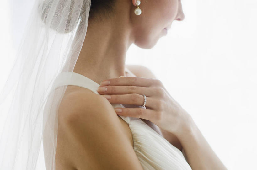 西方人,一个人,新娘,站,横图,室内,白天,白色背景,侧面,婚纱,爱情,婚礼,快乐,欧洲,欧洲人,仅一个女性,仅一个人,头纱,庆祝,结婚,浪漫,扭头,装饰品,耳环,戒指,饰品,首饰,站着,转头,仅一个中年女性,喜庆,恩爱,摄影,影棚,纪念,信物,权利,手饰,耳饰,女人,女性,中年女性,白种人,站立,半身,彩图,影棚拍摄,婚礼服,礼服,高兴,拍摄,婚礼头纱