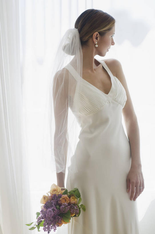 西方人,一个人,新娘,站,竖图,室内,白天,白色背景,侧面,婚纱,婚礼,快乐,欧洲,欧洲人,仅一个女性,仅一个人,握,头纱,庆祝,盛开,捧花,手捧花,结婚,拿,花蕾,拿着,扭头,花,花瓣,花朵,鲜花,花束,花苞,花蕊,站着,转头,仅一个中年女性,喜庆,握着,摄影,影棚,纪念,婚礼捧花,女人,女性,中年女性,白种人,站立,半身,彩图,影棚拍摄,婚礼服,礼服,高兴,拍摄,婚礼头纱