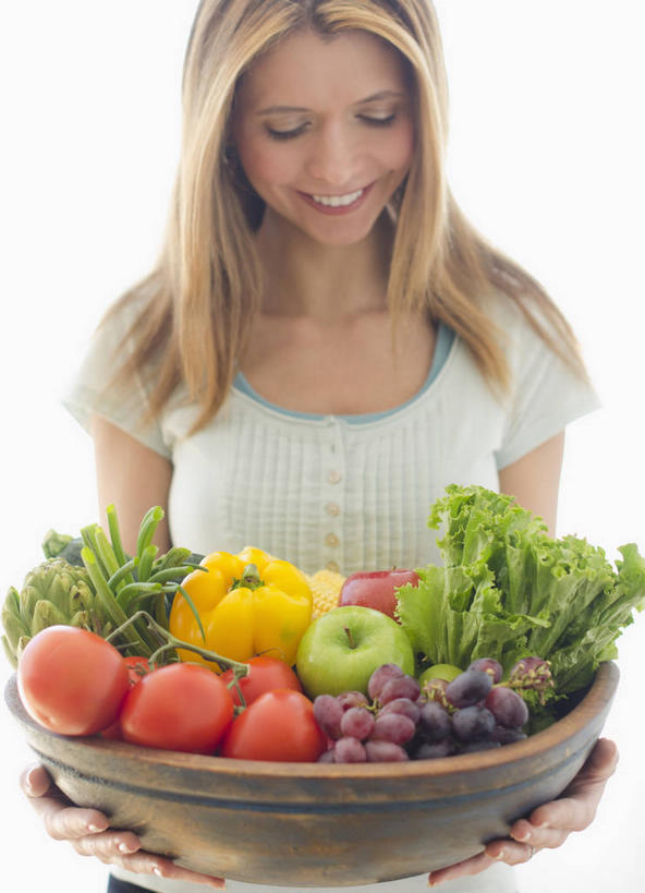 西方人,一个人,站,捧,笑,微笑,露齿笑,竖图,室内,白天,白色背景,正面,苹果,葡萄,辣椒,蔬菜,西红柿,水果,欧洲,欧洲人,仅一个女性,仅一个人,一堆,许多,堆叠,堆积,服装,新鲜,木制,生菜,莴苣,生食,食品,果实,很多,注视,休闲装,蔬果,食物,一个,衣服,木制品,容器,碗,低头,观察,看,站着,仅一个中年女性,休闲,休闲服,摄影,服饰,有机食品,绿色食品,影棚,单个,观看,储藏,堆,察看,储存,关注,彩椒,辣角,红海椒,大椒,辣虎,广椒,春菜,鹅仔菜,莴仔菜,千金菜,叶用莴苣,垂头,女人,女性,中年女性,白种人,山葫芦,蒲桃,草龙珠,洋柿子,甜椒,柿子椒,辣子,海椒,柑仔蜜,番茄,番椒,灯笼椒,臭柿,端,端着,捧着,手捧,站立,半身,彩图,影棚拍摄,拍摄,六月柿,贮存,喜报三元