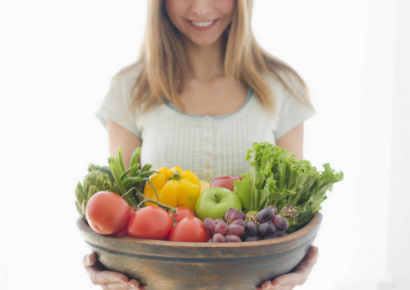 西方人,一个人,站,捧,笑,微笑,露齿笑,横图,室内,白天,白色背景,正面,苹果,葡萄,辣椒,蔬菜,西红柿,水果,欧洲,欧洲人,仅一个女性,仅一个人,一堆,许多,堆叠,堆积,服装,新鲜,木制,生菜,莴苣,生食,食品,果实,很多,休闲装,蔬果,食物,一个,衣服,木制品,容器,碗,站着,仅一个中年女性,休闲,休闲服,摄影,服饰,有机食品,绿色食品,影棚,单个,储藏,堆,储存,彩椒,辣角,红海椒,大椒,辣虎,广椒,春菜,鹅仔菜,莴仔菜,千金菜,叶用莴苣,女人,女性,中年女性,白种人,山葫芦,蒲桃,草龙珠,洋柿子,甜椒,柿子椒,辣子,海椒,柑仔蜜,番茄,番椒,灯笼椒,臭柿,端,端着,捧着,手捧,站立,半身,彩图,影棚拍摄,拍摄,六月柿,贮存,喜报三元