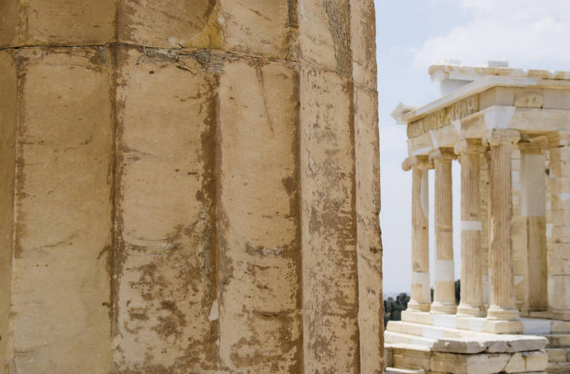 无人,横图,室外,白天,仰视,旅游,度假,石头,名胜古迹,标志建筑,地标,建筑,希腊,欧洲,一排,阴影,遗迹,整齐,光线,石子,影子,柱子,云,云朵,首都,云彩,古迹,文物,娱乐,建设,古建筑,废墟,排列,蓝色,白云,蓝天,天空,阳光,天,享受,休闲,旅游胜地,放松,晴朗,纤细,队列,雅典,古文明,雅典卫城,希腊共和国,爱奥尼柱式,秀美,柱式,石块,岩石,晴空,彩图,低角度拍摄