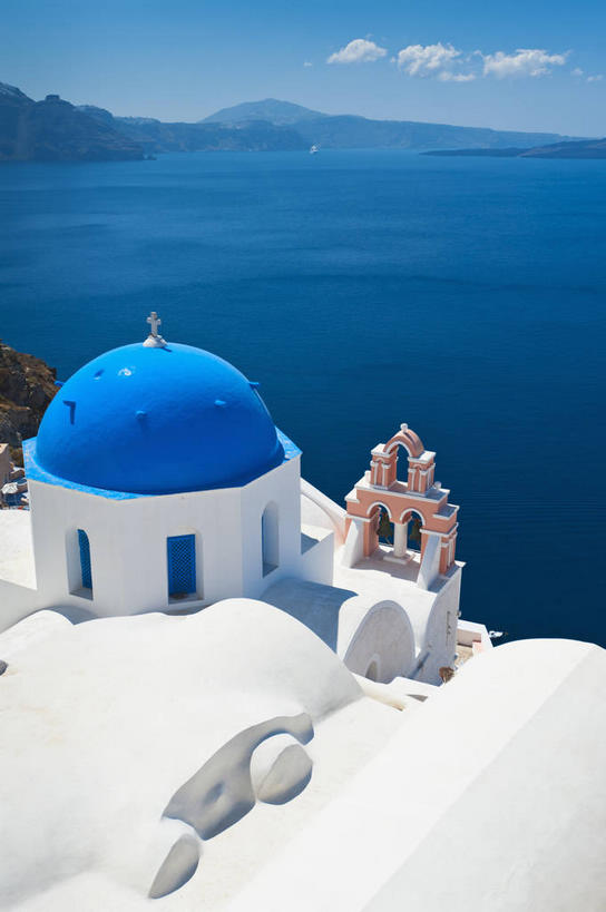 无人,教堂,竖图,俯视,室外,白天,旅游,度假,海浪,海洋,名胜古迹,门,标志建筑,地标,建筑,希腊,欧洲,阴影,节日,遗迹,光线,十字架,影子,墙,浪花,云,云朵,拱门,云彩,古迹,文化,文物,娱乐,建设,古建筑,墙壁,墙面,蓝色,白色,白云,蓝天,天空,阳光,海水,门框,天,祈祷,享受,休闲,健康,旅游胜地,放松,许愿,宗教,信仰,晴朗,纪念,祈求,基督教,基克拉迪群岛,圣托里尼岛,天主教,海景,信念,古文明,希腊共和国,基克拉泽斯群岛,伊亚,平安,大海,风浪,海,海水的波动,近岸浪,涌浪,晴空,彩图,高角度拍摄,大教堂,礼拜堂