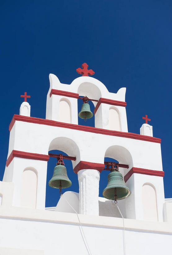 无人,教堂,竖图,室外,白天,仰视,旅游,度假,名胜古迹,门,标志建筑,地标,建筑,希腊,欧洲,阴影,节日,遗迹,光线,影子,墙,拱门,古迹,文化,文物,娱乐,建设,古建筑,墙壁,墙面,祈愿,红色,蓝色,白色,蓝天,天空,阳光,门框,天,祈祷,享受,休闲,健康,旅游胜地,放松,许愿,宗教,信仰,晴朗,纪念,祈求,信号,基督教,基克拉迪群岛,圣托里尼岛,天主教,报时,信念,古文明,希腊共和国,万里无云,召集,基克拉泽斯群岛,鸣钟,伊亚,平安,钟,晴空,晴空万里,彩图,低角度拍摄,大教堂,礼拜堂