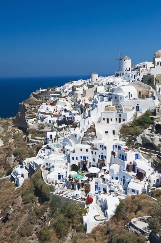 无人,家,竖图,俯视,室外,白天,旅游,度假,海浪,海洋,石头,美景,山,山脉,树林,植物,希腊,欧洲,阴影,光线,石子,影子,房屋,屋子,景观,浪花,山峰,水平线,辽阔,海平线,山峦,娱乐,楼房,住宅,树,树木,蓝色,绿色,蓝天,天空,阳光,自然,海水,群山,天,享受,休闲,广阔,景色,放松,生长,晴朗,成长,一望无际,基克拉迪群岛,圣托里尼岛,自然风光,海景,希腊共和国,万里无云,无边无际,一马平川,基克拉泽斯群岛,伊亚,大海,风浪,海,海水的波动,近岸浪,石块,岩石,涌浪,晴空,晴空万里,彩图,高角度拍摄,房子,水天相接,水天一线